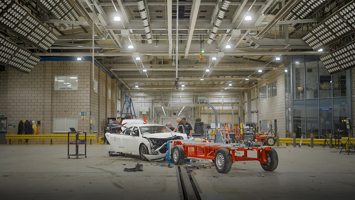 Setting up a crash test in the passive safety centre
